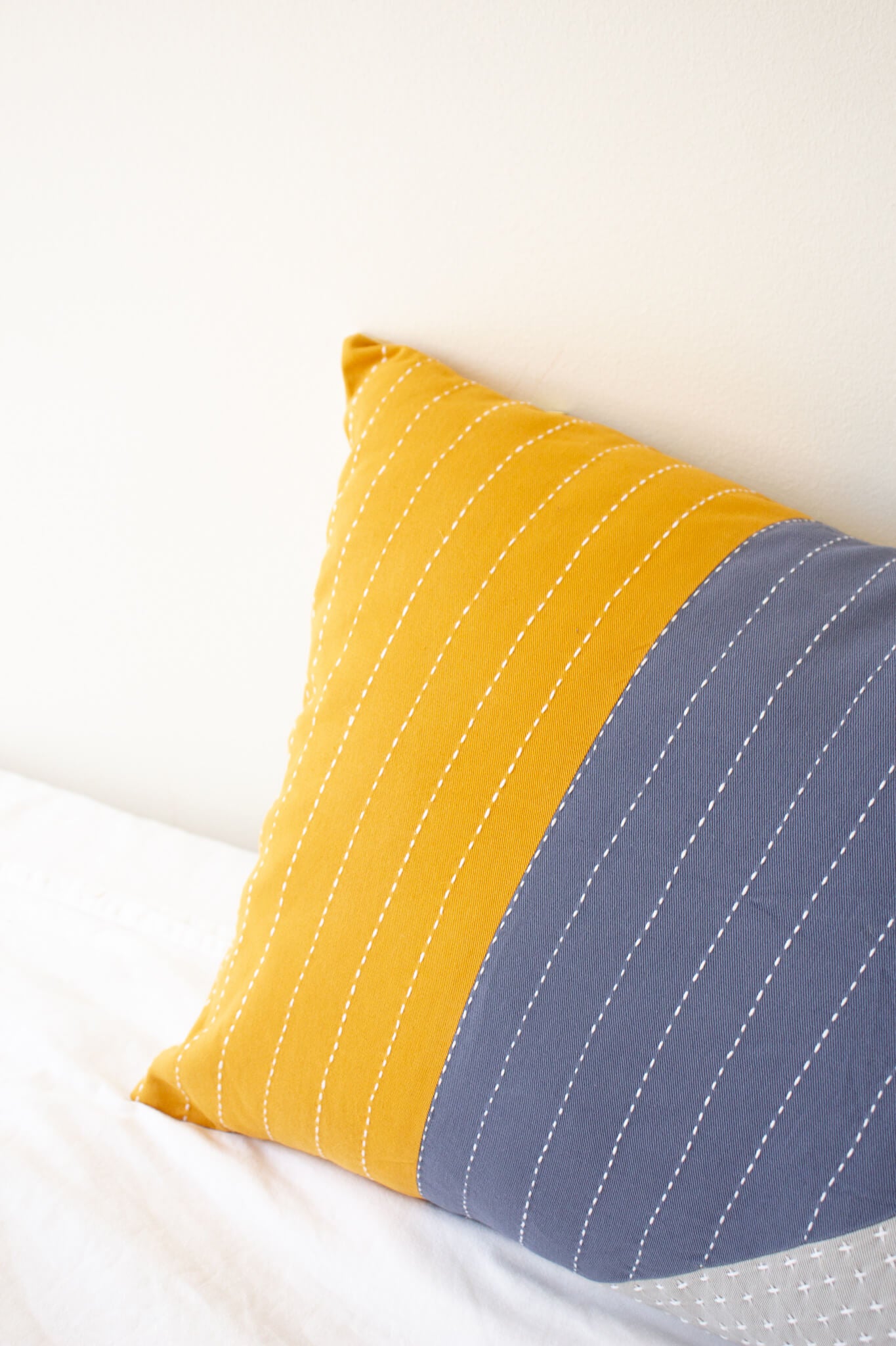 Color block store lumbar pillow