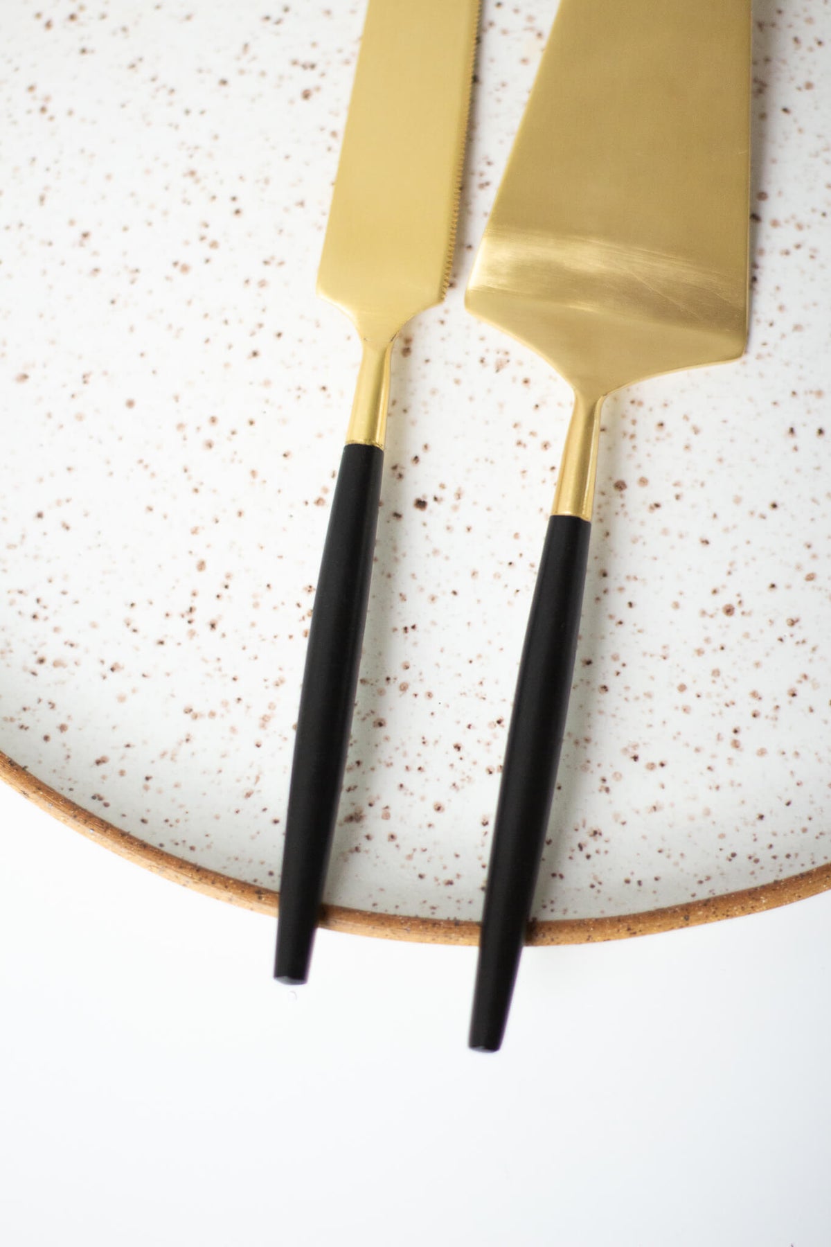 Be Home Black + Gold Cake Lift and Knife Set