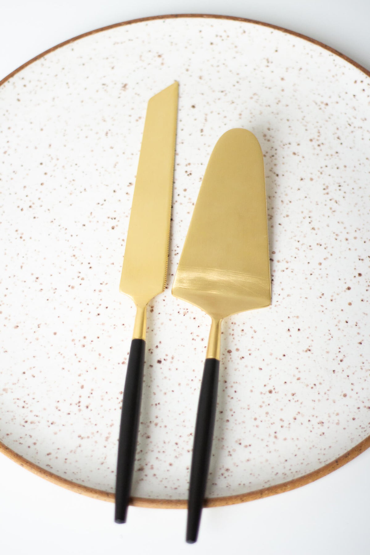 Be Home Black + Gold Cake Lift and Knife Set
