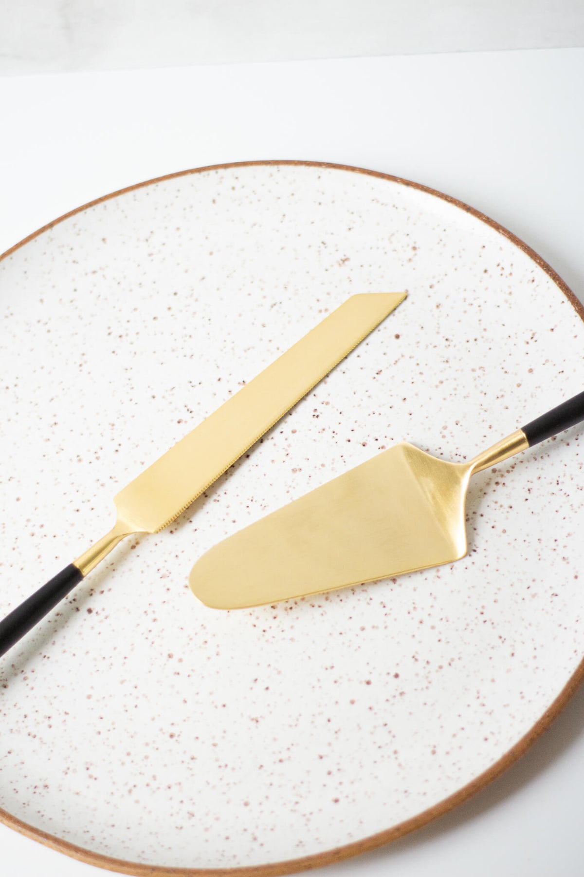 Be Home Black + Gold Cake Lift and Knife Set