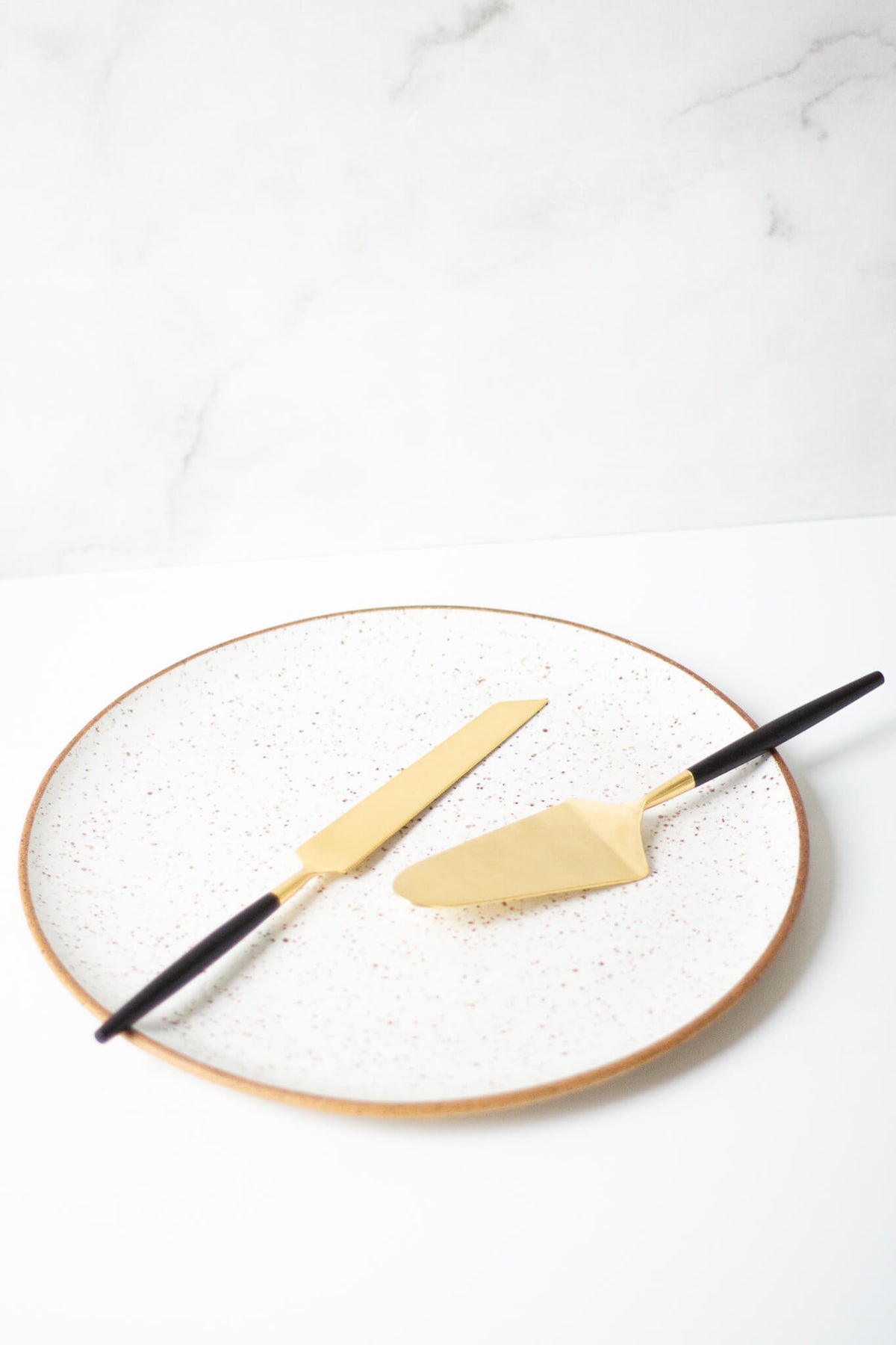 Be Home Black + Gold Cake Lift and Knife Set