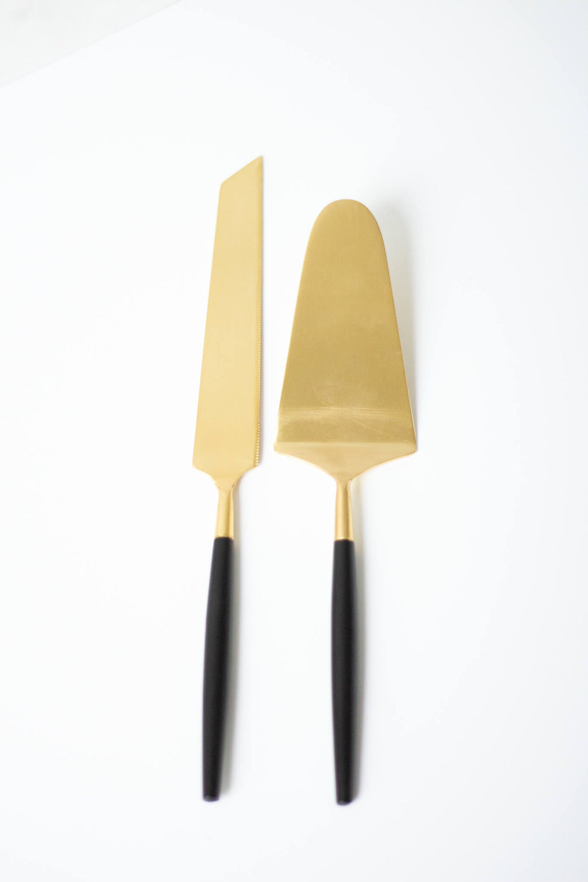 Be Home Black + Gold Cake Lift and Knife Set