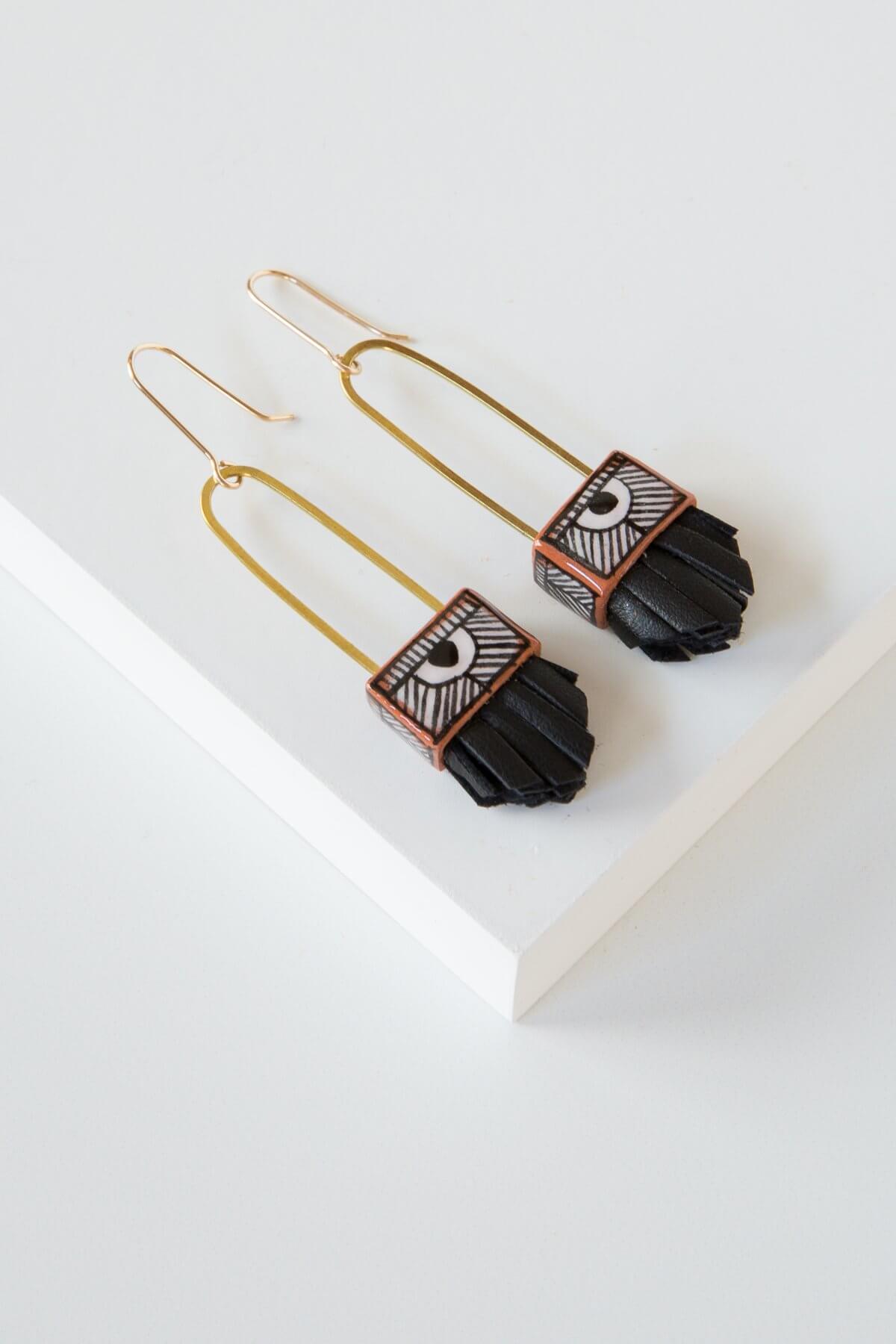 Hechizo Regalo Shortie Earrings