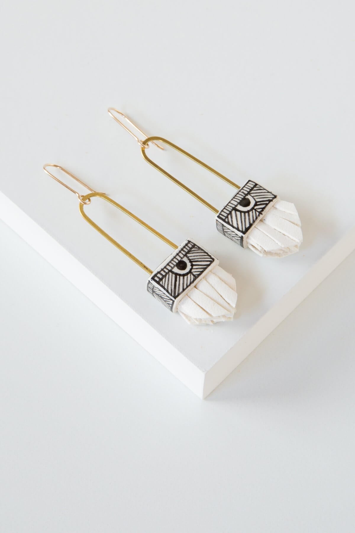 Hechizo Regalo Shortie Earrings